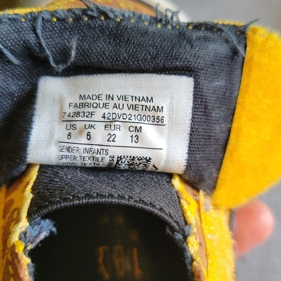 Bundle of 3 pairs of boys shoes. - Picture 13 of 14